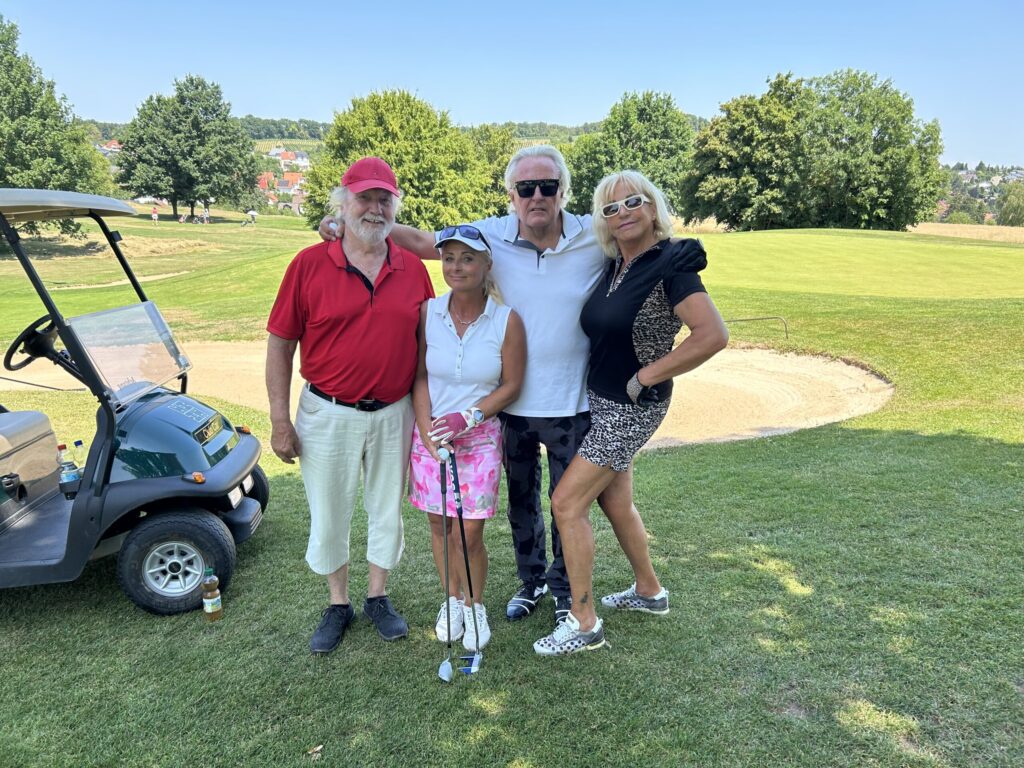 Vierer-Flight neben Golfcart und Bunker an einem Sommertag