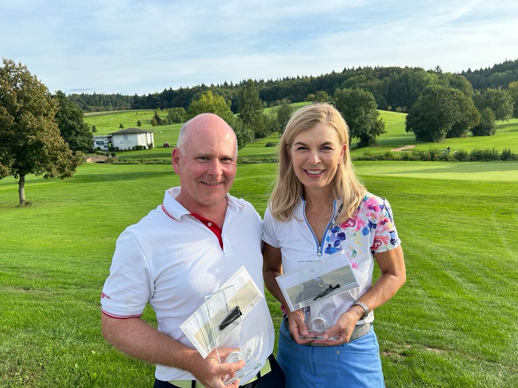 Clubmeisterin und Clubmeister mit Glastrophäen auf dem Golfplatz