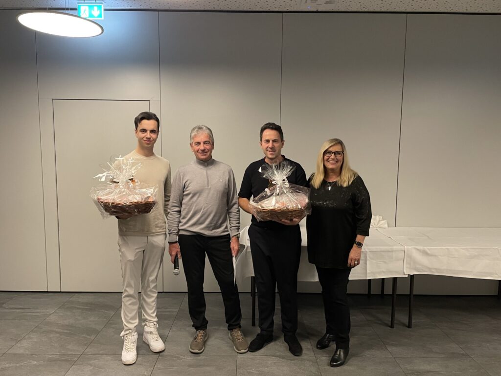Preisträger mit Geschenkkörben bei der Siegerehrung