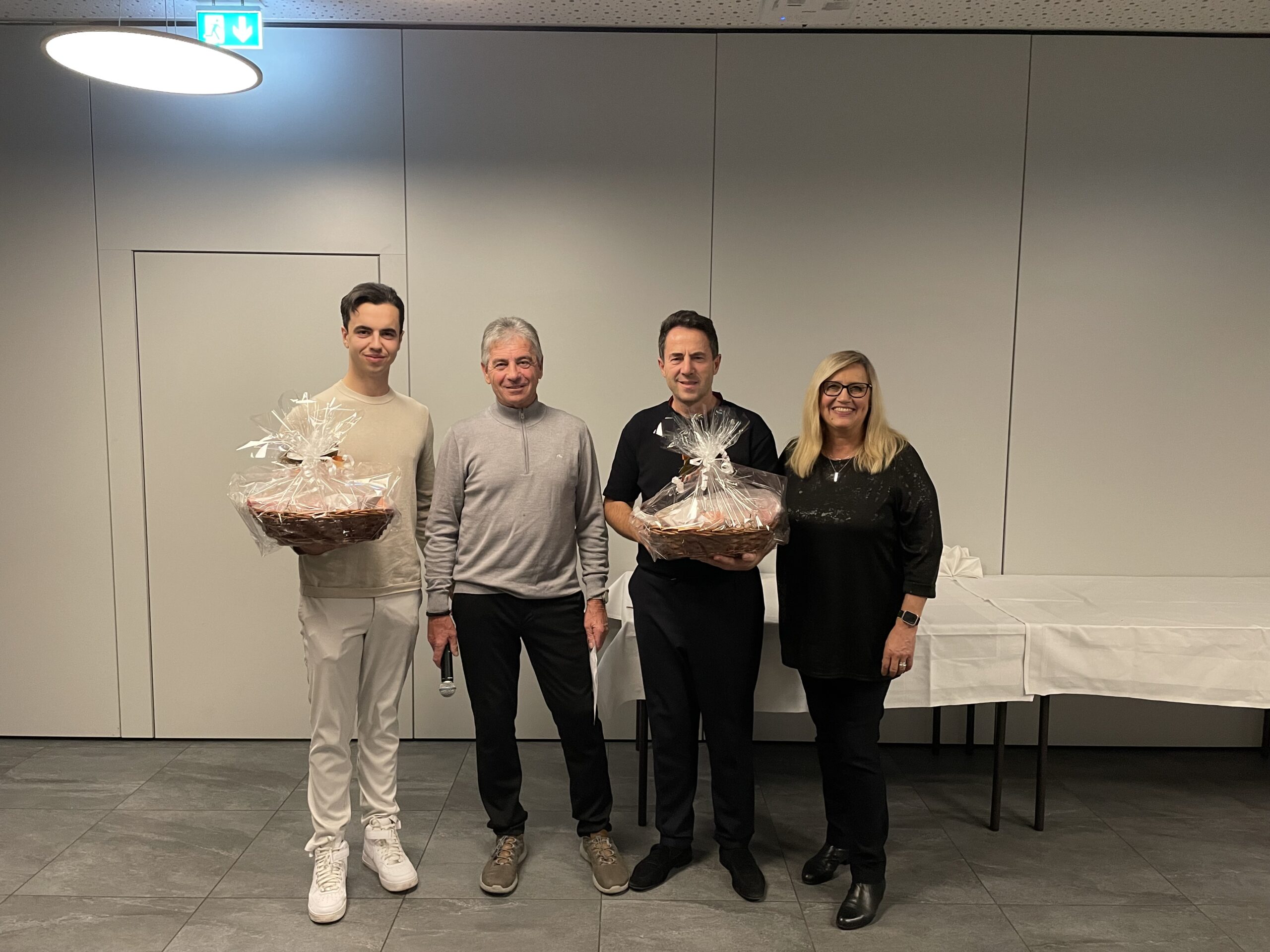 Preisträger mit Geschenkkörben bei der Siegerehrung