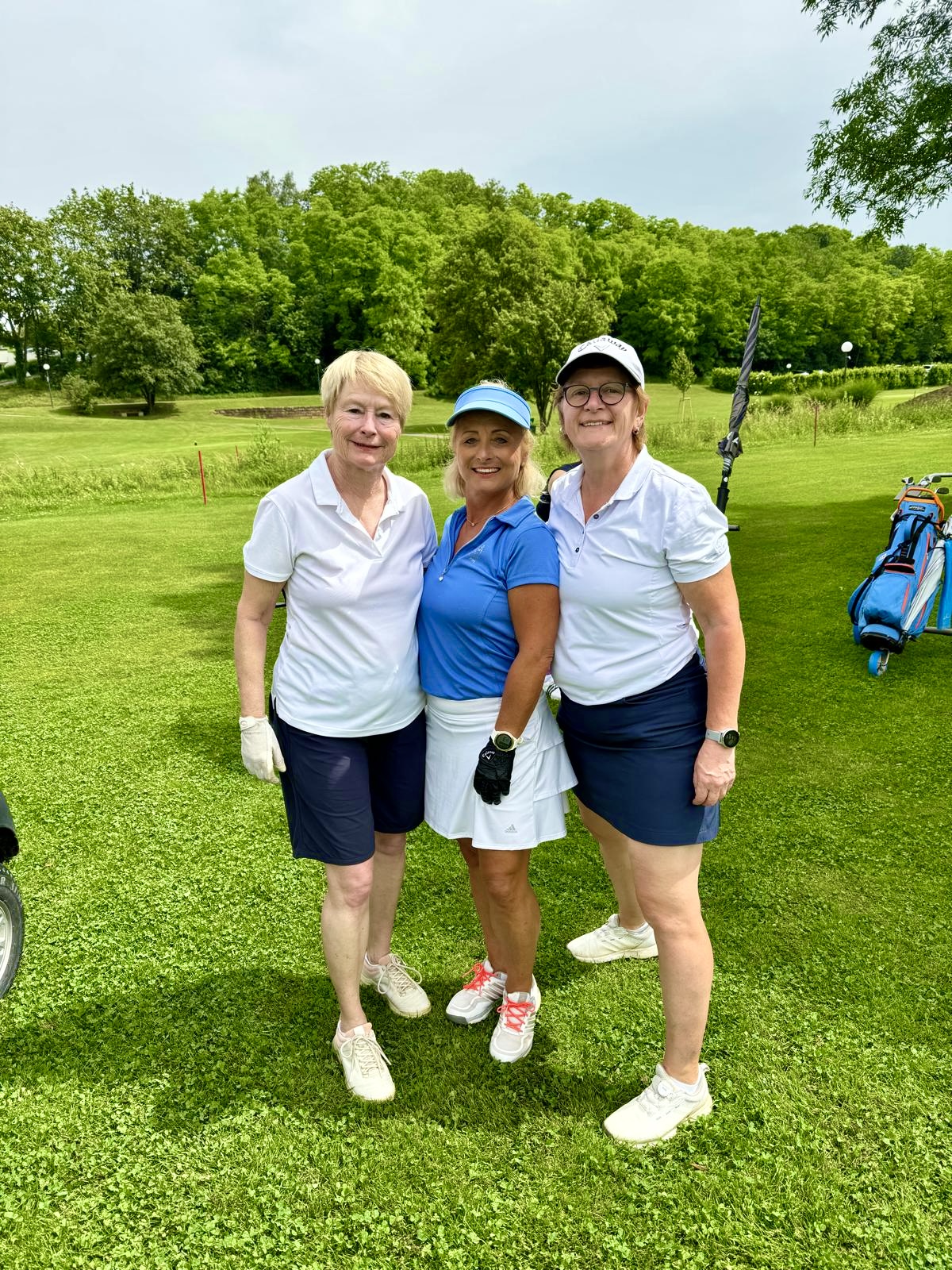 Drei Golferinnen auf dem Platz