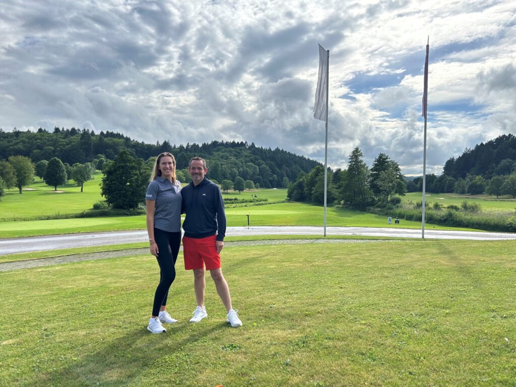Golfprofi Chiara Noja und Warren auf dem Golfplatz