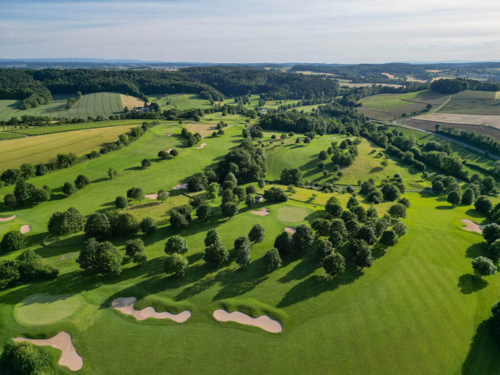 Luftbild des Golfplatzes mit Bunkern und Baumgruppen im Kraichgau