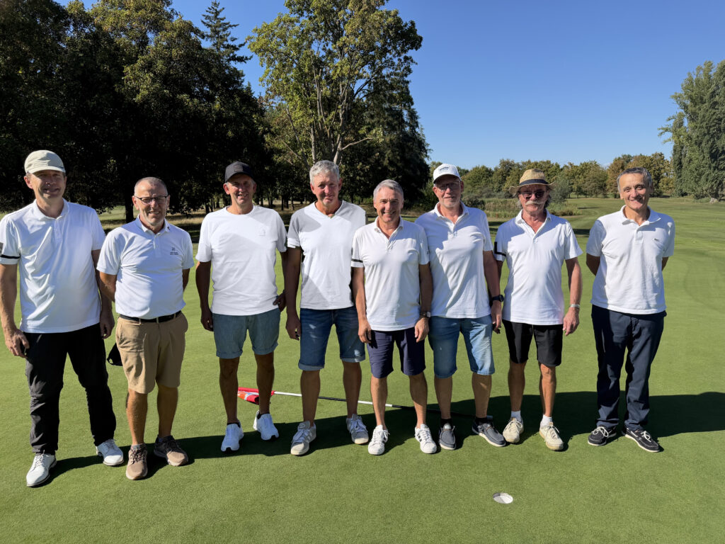 AK-50-Mannschaft in weißen Poloshirts auf dem Grün in Viernheim