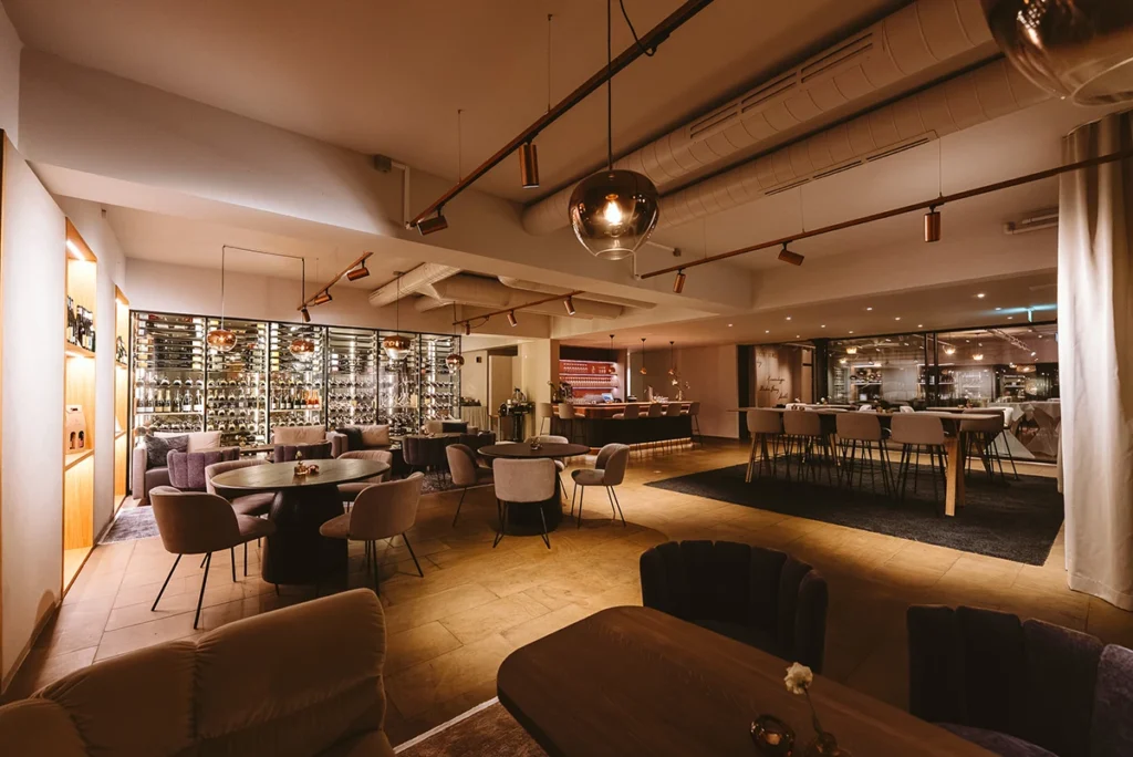 Heitlinger Weinbar mit Lounge, Bar und beleuchteten Weinregalen
