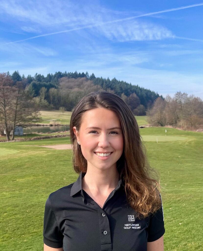 Dafina Arifi im Poloshirt des Heitlinger Golf Resorts auf dem Golfplatz
