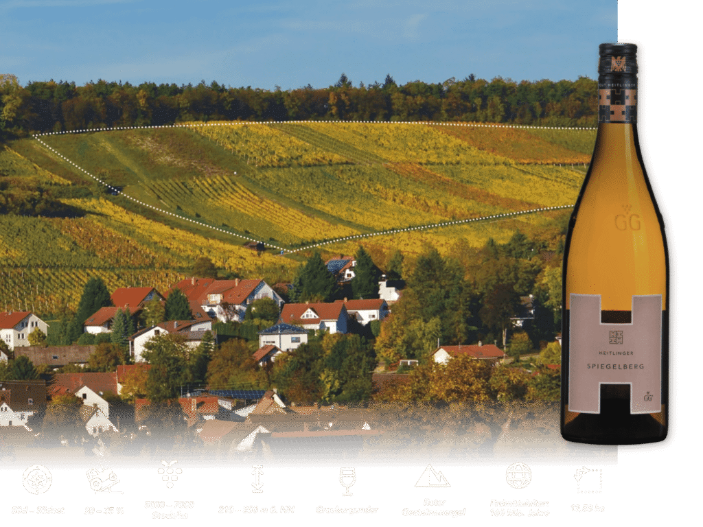 Weißweinflasche Spiegelberg vor herbstlichem Weinberg über dem Ort